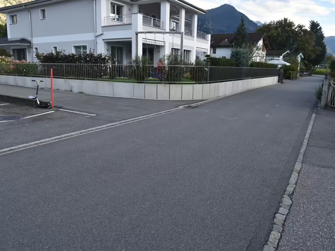 In Landquart kollidierte ein 7-Jähriger auf seinem Scooter mit einem Auto. Er wurde zur weiteren Untersuchung ins Krankenhaus gebracht.