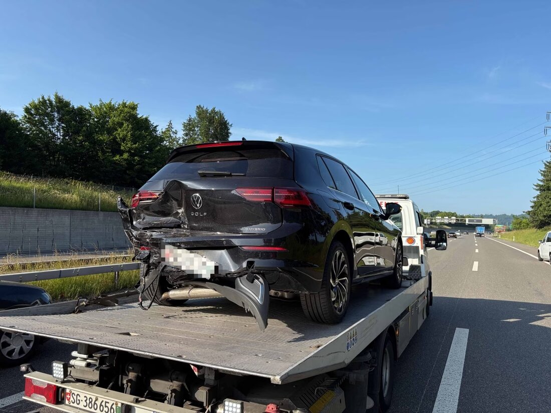 Auffahrkollision auf der Stadtautobahn in Abtwil: Zwei Fahrzeuge beschädigt, glücklicherweise keine Verletzten. Stau in Feierabendverkehr.