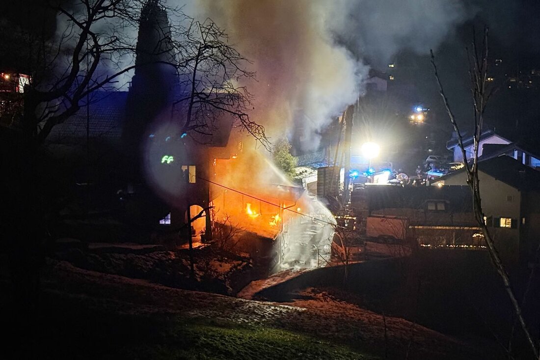 Am 13. Januar 2026 brach in Büren NW ein Brand in einem Einfamilienhaus aus. Feuerwehr verhinderte Vollbrand, Ermittlungen laufen.