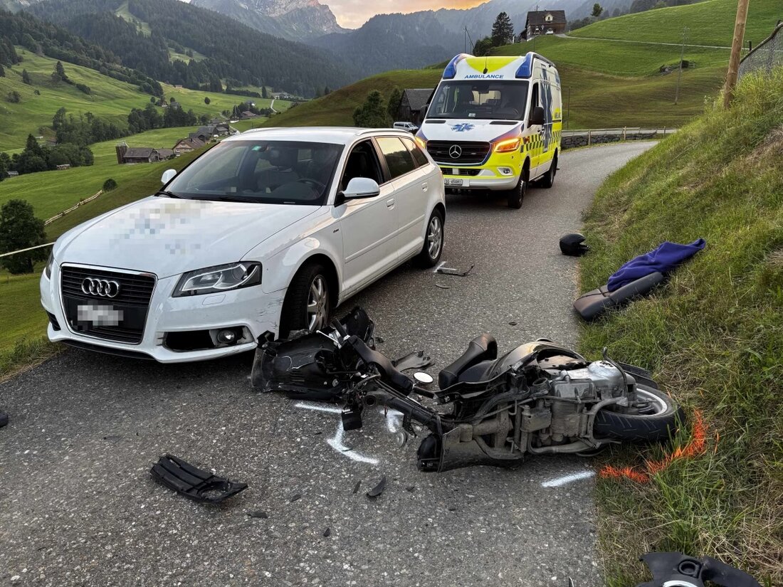 Ein 18-jähriger Rollerfahrer verletzte sich bei einem Unfall in Nesslau. Er wurde ins Spital geflogen, während Fahrzeugschäden entstanden.