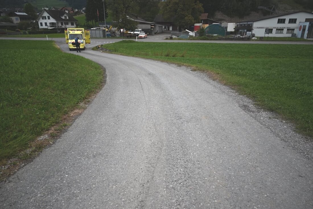 Ein 18-Jähriger stürzt in Eschenbach mit dem Velo in einen Bach, nachdem er gegen einen Findling prallt. Er wurde ins Spital geflogen.