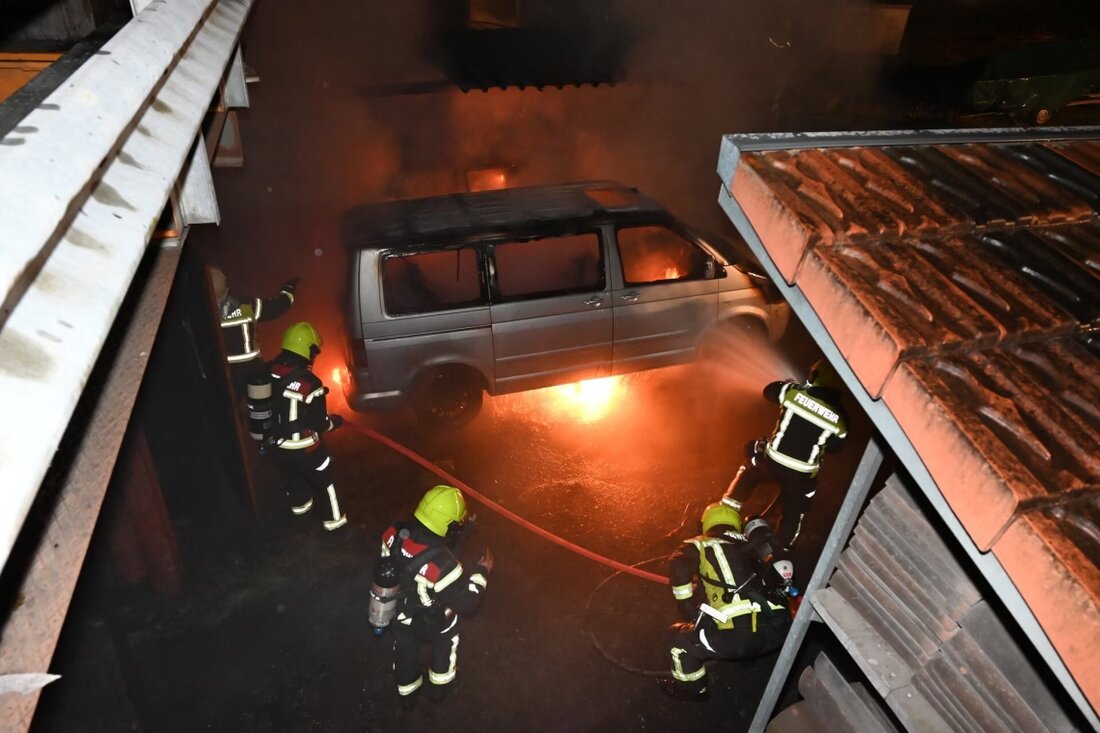 In Unterterzen brannte ein Auto am 26. März 2025. Polizei sucht Zeugen zu möglicher Brandstiftung. Hinweis bitte melden.