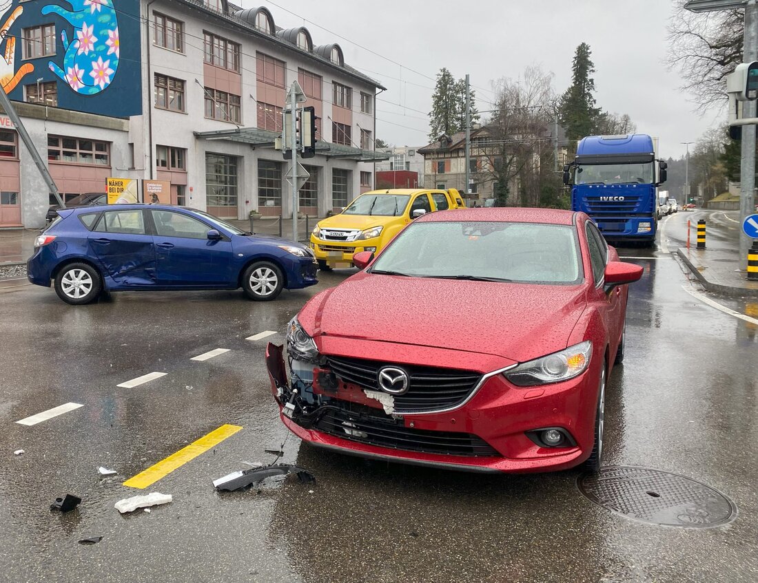 In Frauenfeld kam es zu einem Unfall zwischen zwei Autos. Kantonspolizei Thurgau sucht Zeugen zur Klärung der Unfallursache.