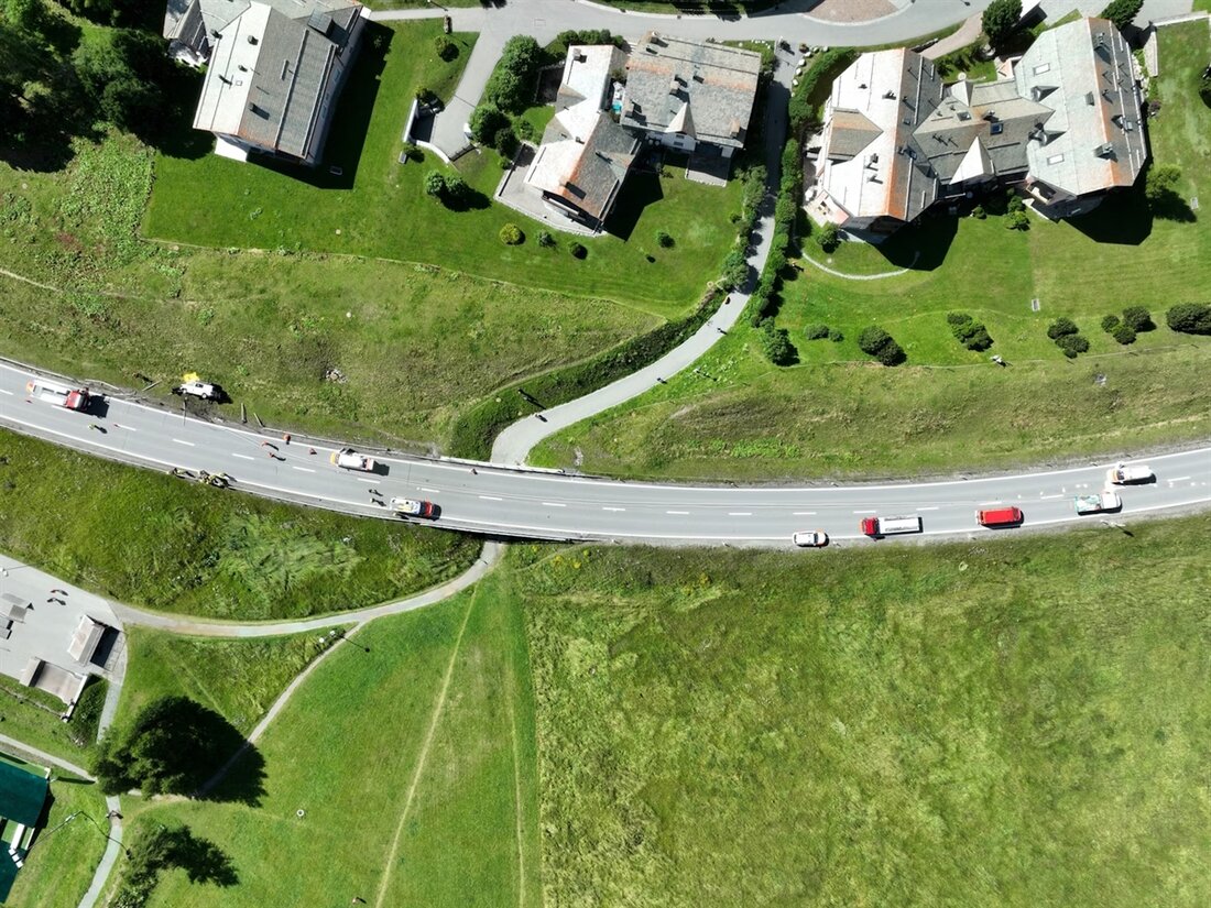 In Silvaplana kam es zu einer Kollision zwischen einem Lieferwagen und einem Kleinbus, fünf Personen wurden leicht verletzt. Die Malojastrasse war für zwei Stunden gesperrt.