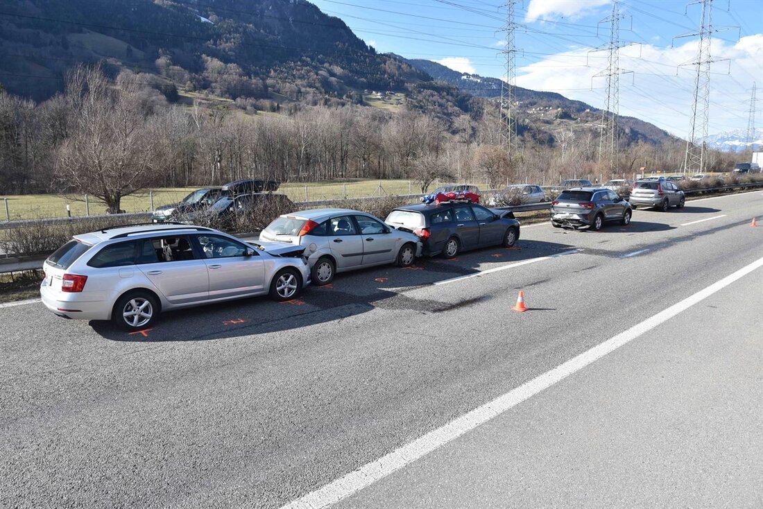 In Maienfeld kam es zu einer Massenkarambolage mit sieben Fahrzeugen auf der A13. Vier Personen, darunter ein Kind, wurden leicht verletzt.