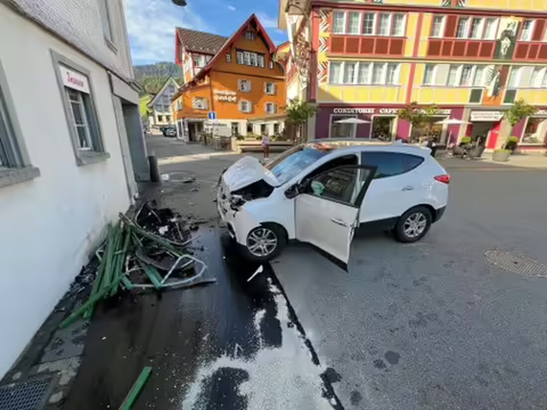 Ein 75-jähriger Mann verletzte sich schwer, als er mit seinem Auto in Appenzell gegen eine Bank und Hauswand fuhr.