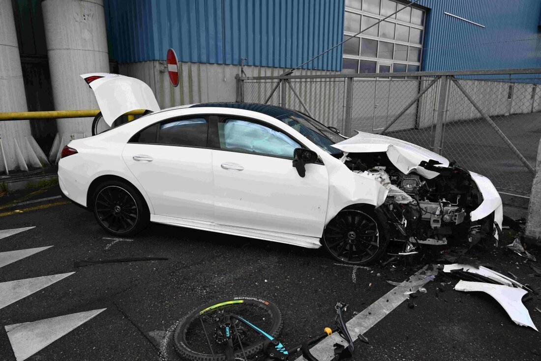 Am Sonntag kam es in Wil zu einem Unfall zwischen einem E-Bike und einem Auto. Beide Fahrer wurden verletzt, die Ursache wird ermittelt.
