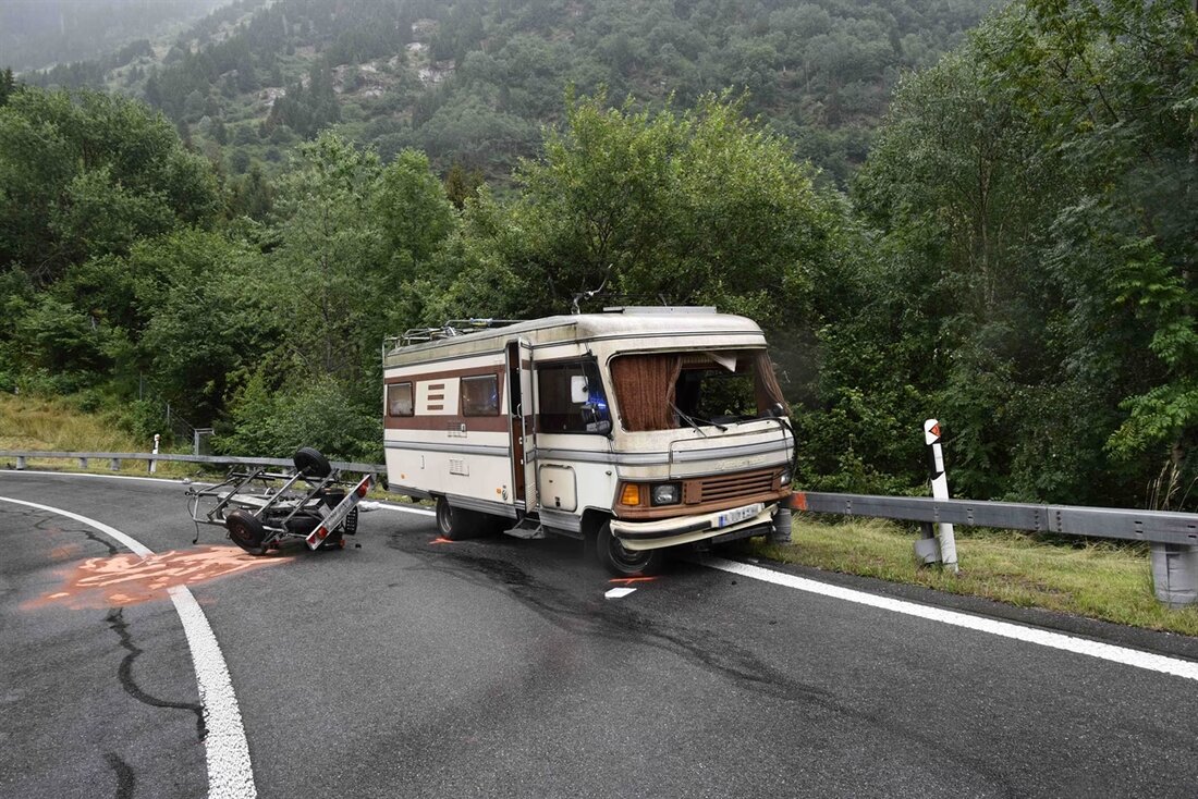Am Samstagnachmittag kam es in Mesocco auf der N13 zu einer Kollision zwischen einem Wohnmobil und einem leichten Motorfahrzeug, bei der drei Personen leicht verletzt wurden.