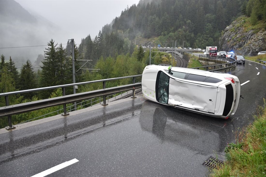 Unfall in Sumvitg: Ein 56-jähriger Fahrer überschlägt sich mit seinem Auto, Totalschaden, aber glücklicherweise unverletzt.