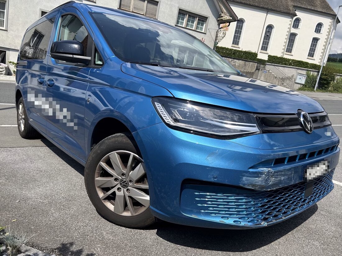 In St. Gallenkappel kam es zu einem Unfall beim Ausparkieren. Eine 28-jährige Fahrerin wurde leicht verletzt.