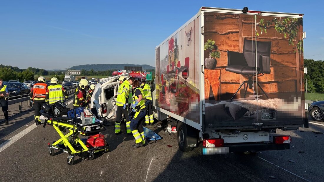 Ein Lieferwagen prallte ungebremst auf ein Stauende auf der A1 bei Birmenstorf. Vier Personen wurden verletzt, die Polizei ermittelt.