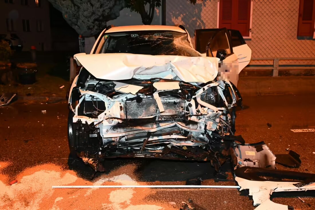 Am 04.10.2024 kam es in Gossau zu einem schweren Unfall zwischen einem Lastwagen und einem Auto, wobei hoher Sachschaden entstand.