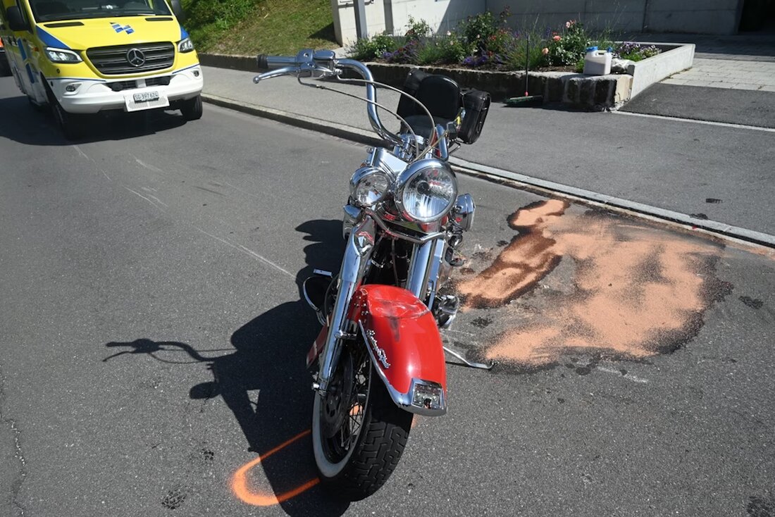 Am 25.06.2025 kam es auf der Walenseestrasse zu einem Unfall zwischen Motorrad und Auto, bei dem ein Fahrer verletzt wurde.