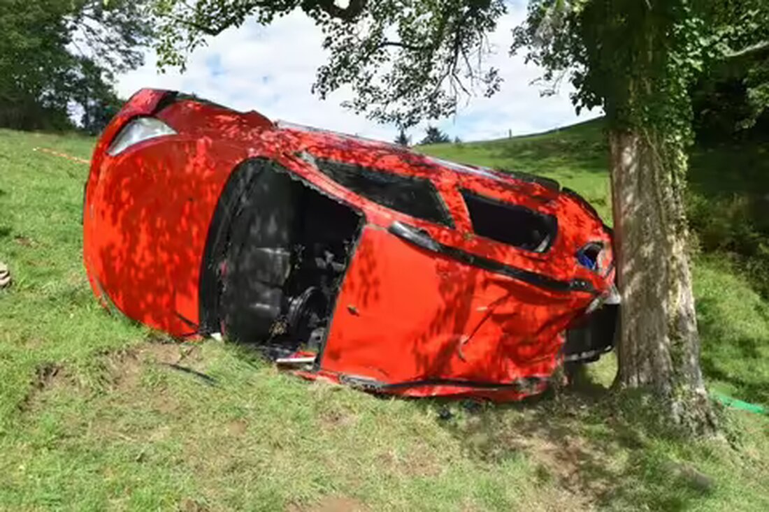 In Oberegg verunglückte eine 62-jährige Autofahrerin schwer, als ihr Wagen auf einer steilen Kiesstrasse mehrere Überschläge machte.