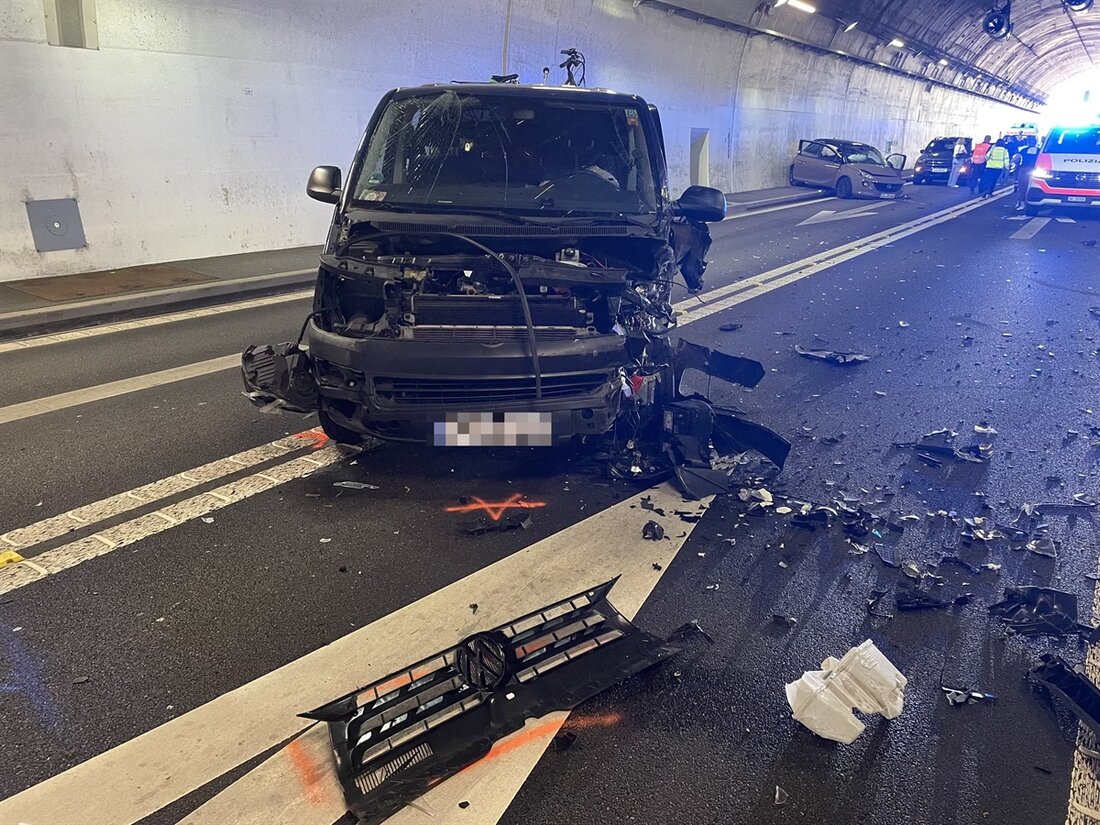Bei einem Verkehrsunfall im San Fedele-Tunnel bei Roveredo wurden am Samstag drei Personen leicht verletzt und ins Krankenhaus gebracht.