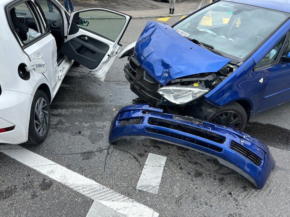 In Altnau kollidierten zwei Autos an einer Kreuzung, fünf Personen wurden ins Spital gebracht. Unfallursache: Übersehenes Stopsignal.