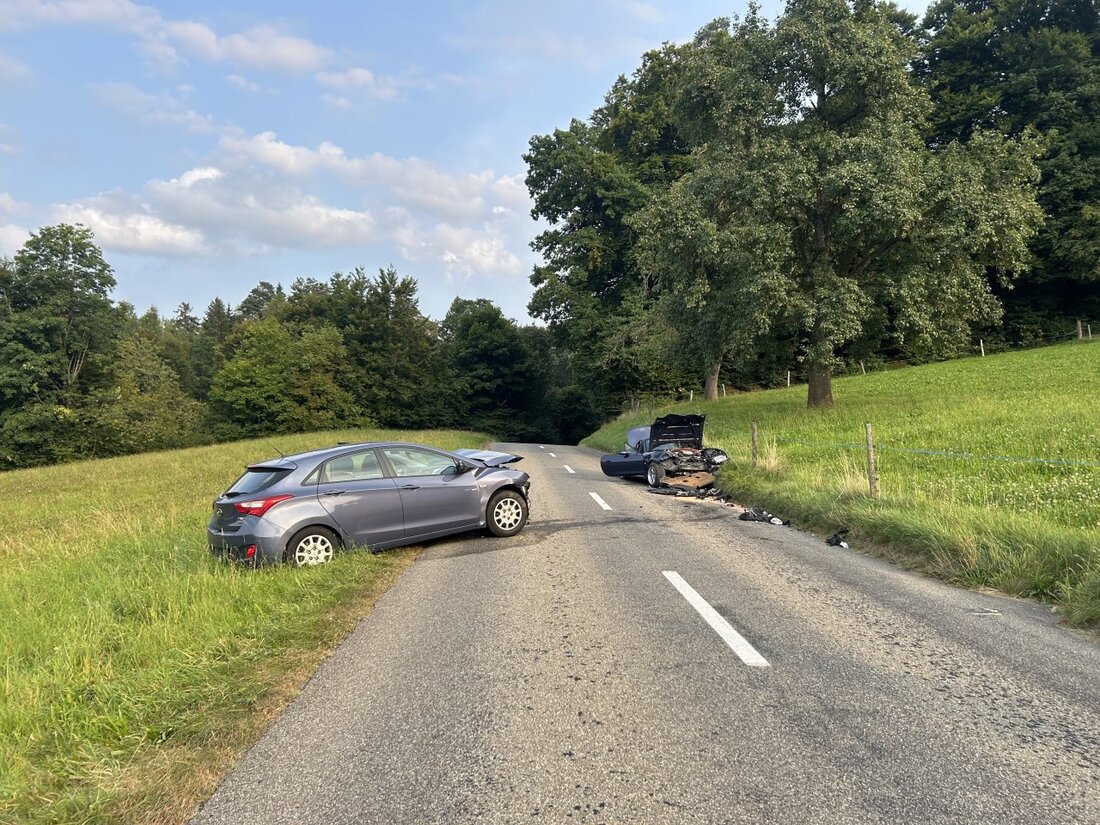 In Ammerswil kam es zu einem Frontalunfall zwischen zwei Autos. Zwei Personen wurden leicht verletzt, die Straße blieb eineinhalb Stunden gesperrt.