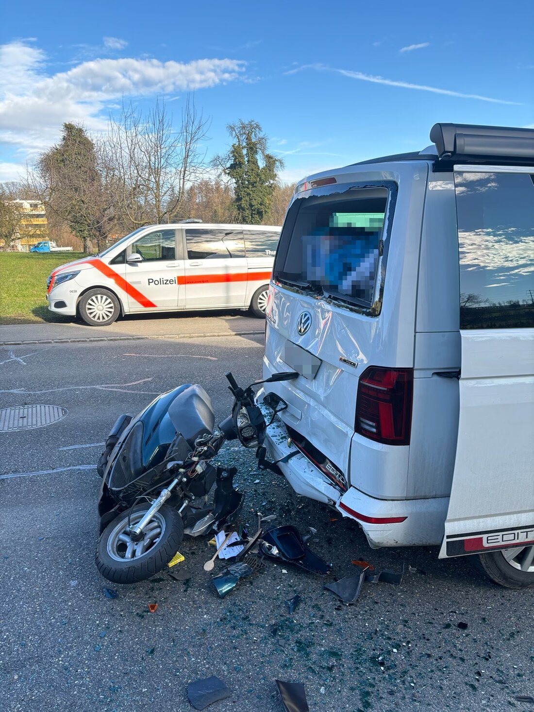 In Amriswil wurde ein 17-jähriger Kleinmotorradfahrer bei einer Auffahrkollision mit einem Auto verletzt und ins Spital gebracht.