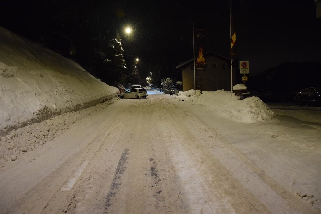 In Champfèr verletzte sich ein 26-jähriger Fahrer bei einem Selbstunfall. Unachtsamkeit führte zur Kollision mit Mauern.
