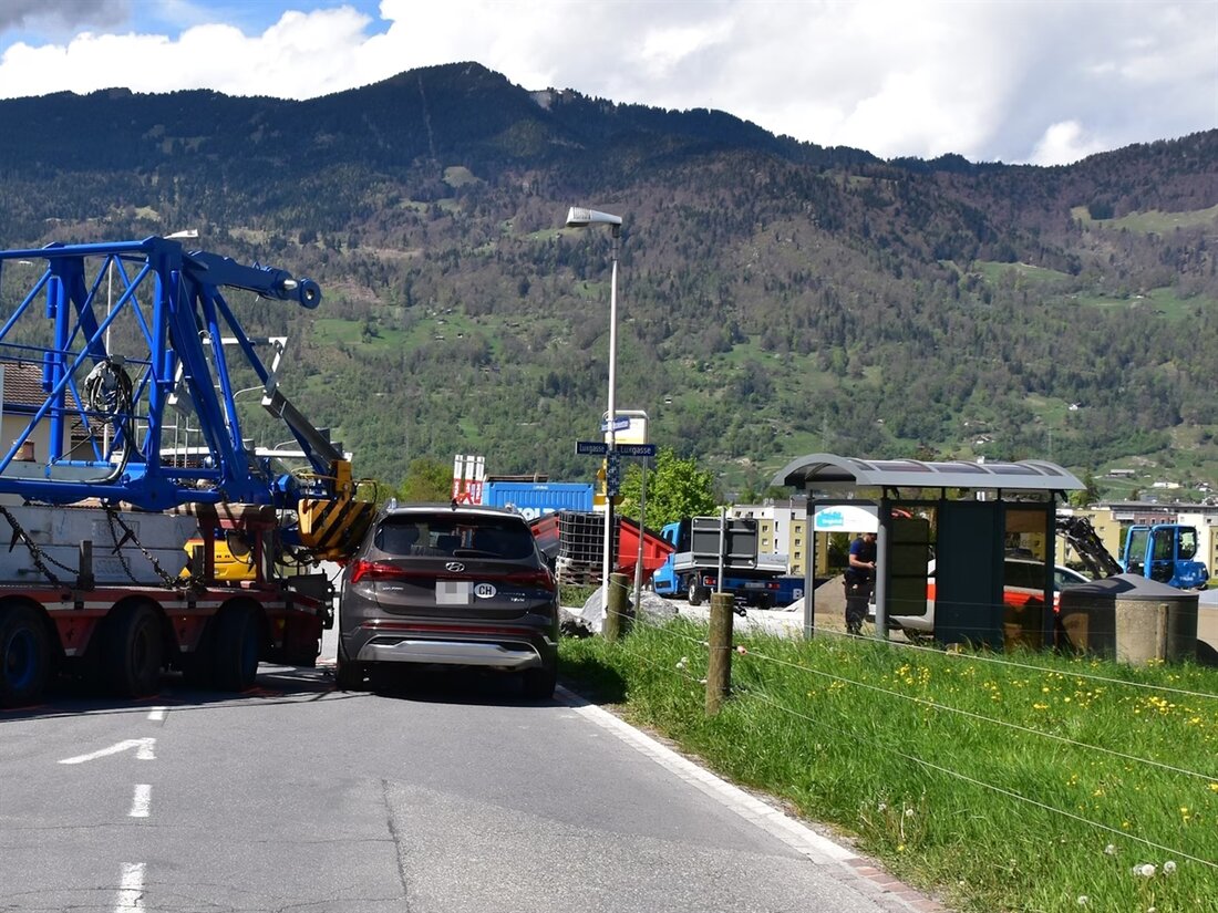 In Igis kam es zu einem Verkehrsunfall zwischen einem Sattelmotorfahrzeug und einem Personenwagen. Der 32-jährige Fahrer kollidierte beim Abbiegen mit dem entgegenkommenden Auto. Die Kantonspolizei ermittelt.