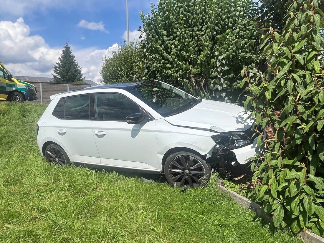 Eine 30-jährige Autofahrerin schlief am Steuer ein, prallte gegen ein Ortsschild und wurde ins Spital gebracht. Drogenverdacht besteht.