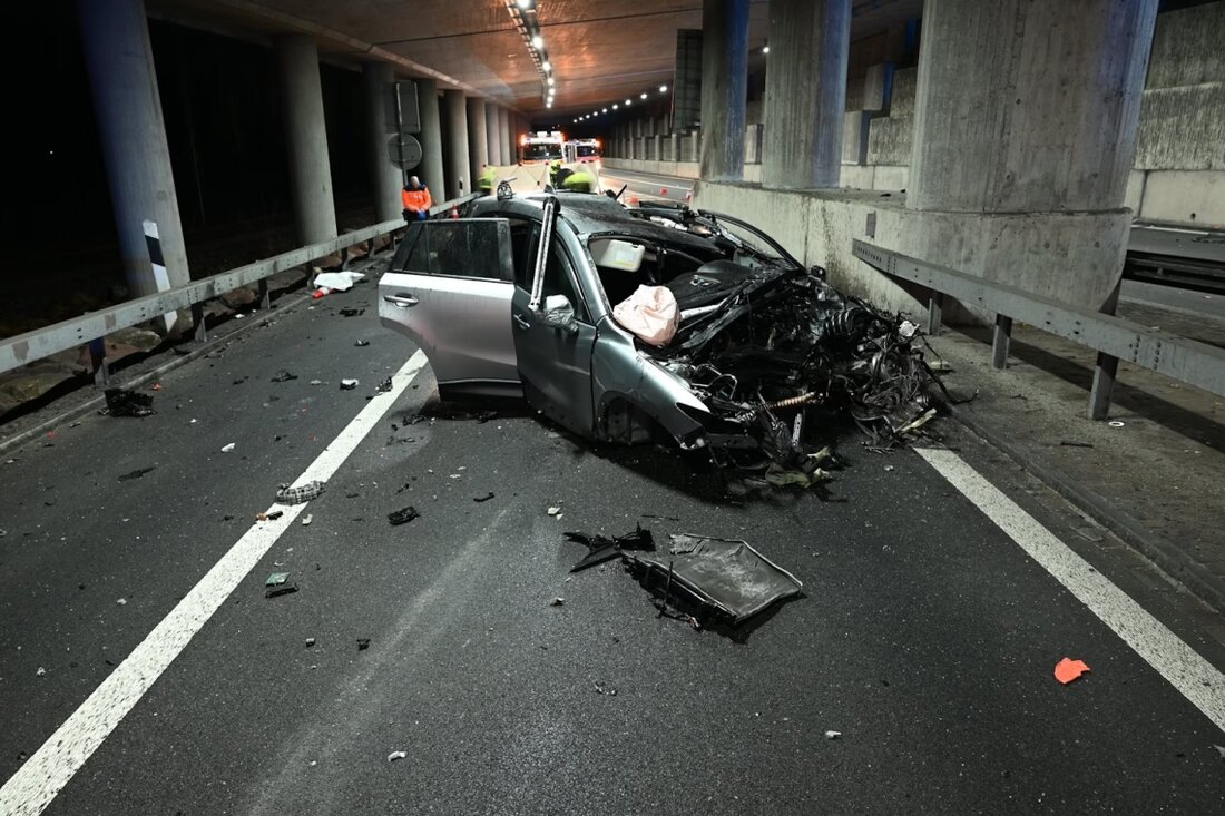 Ein 61-jähriger Autofahrer verstarb bei einem Unfall auf der Walenseestrasse in Murg, nachdem sein Fahrzeug gegen einen Betonpfeiler prallte.