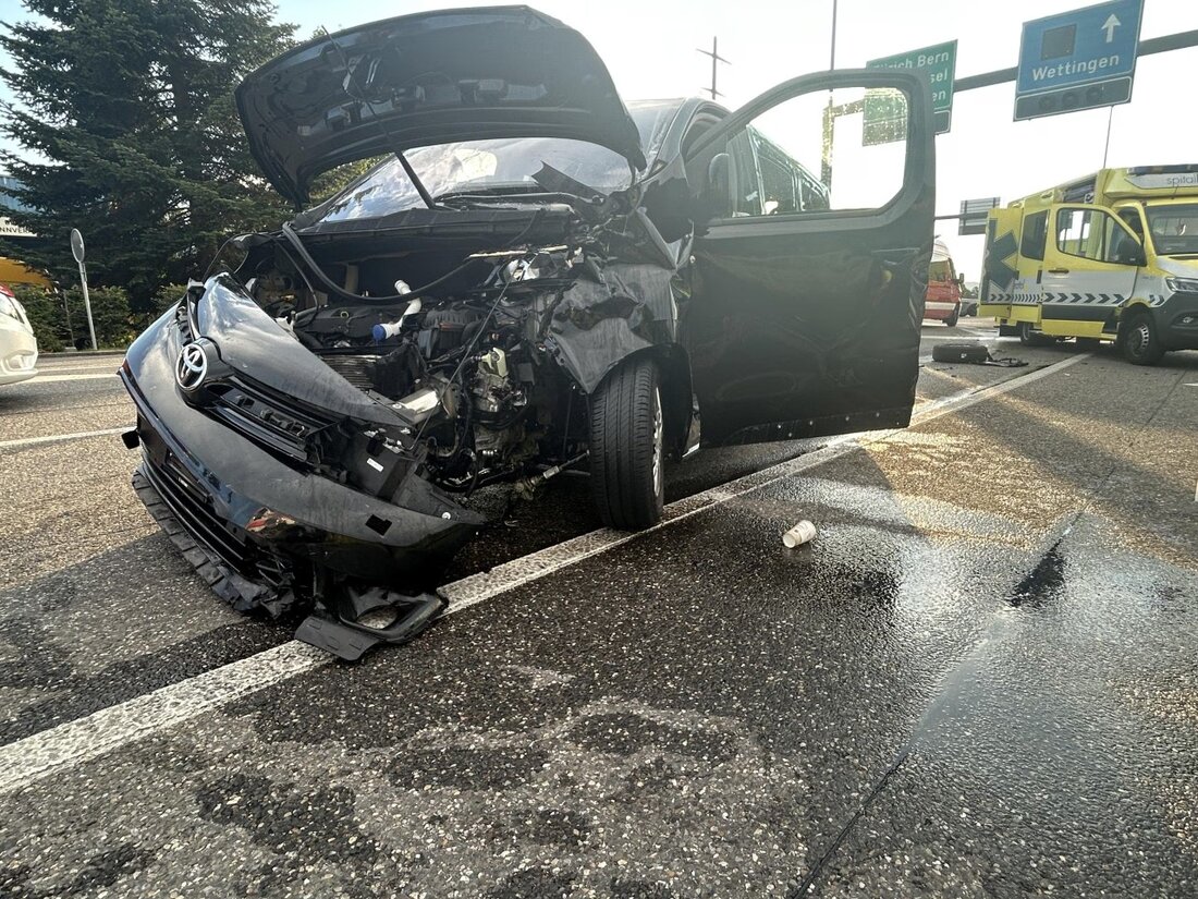 Ein 79-jähriger Autofahrer missachtete das Rotlicht in Würenlos, verursachte einen Unfall und verletzte elf Personen, darunter Kinder.