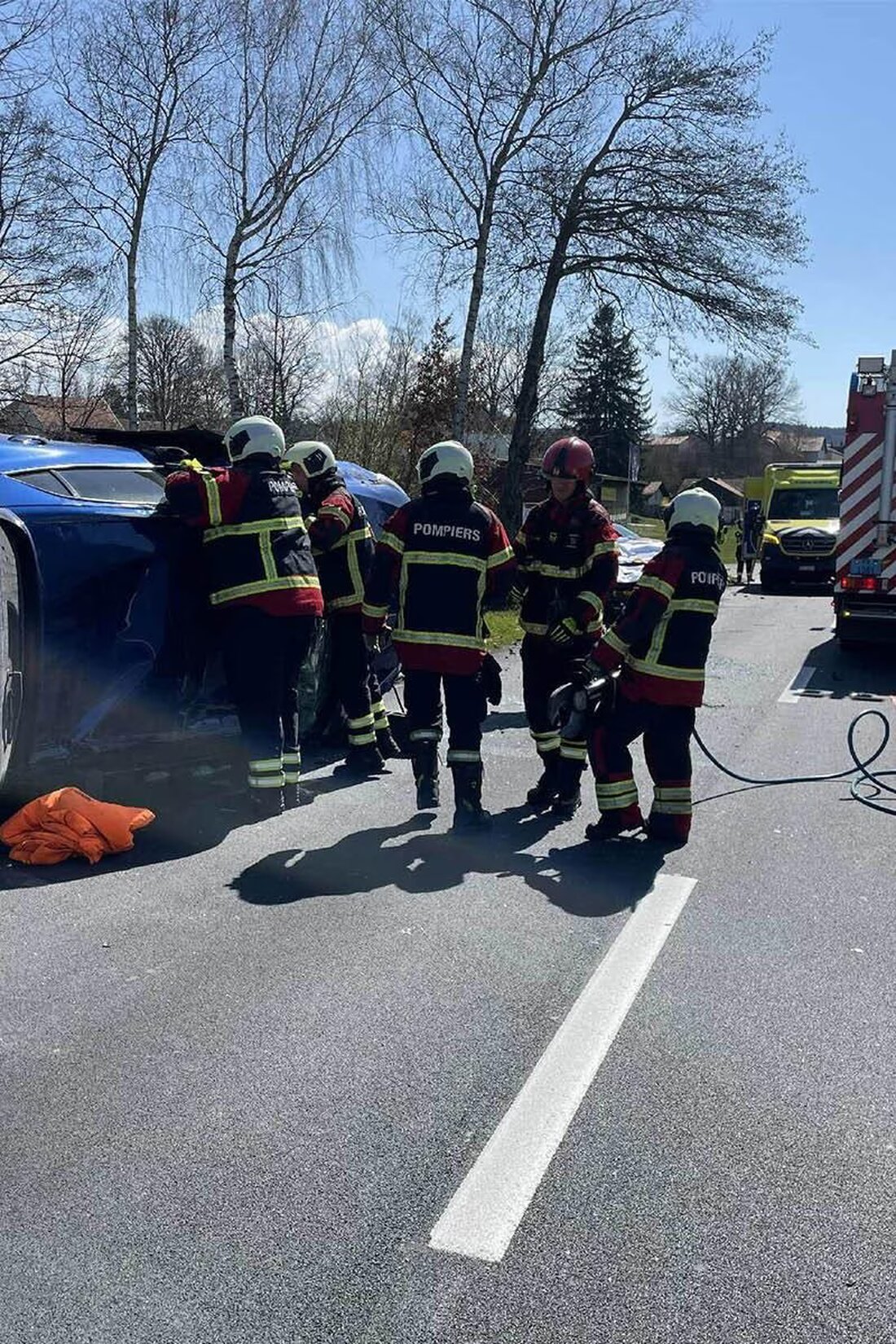 Am Wochenende ereigneten sich im Kanton sieben Verkehrsunfälle, die neun Personen verletzten. Zwischen Samstag und Sonntag gab es mehrere Kollisionen, darunter nach Alkoholkonsum und unangepasster Geschwindigkeit.
