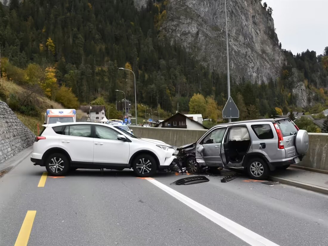 In Trin Mulin kollidierte eine 87-jährige Autofahrerin mit zwei entgegenkommenden Fahrzeugen. Leichte Verletzte und Stau folgten.