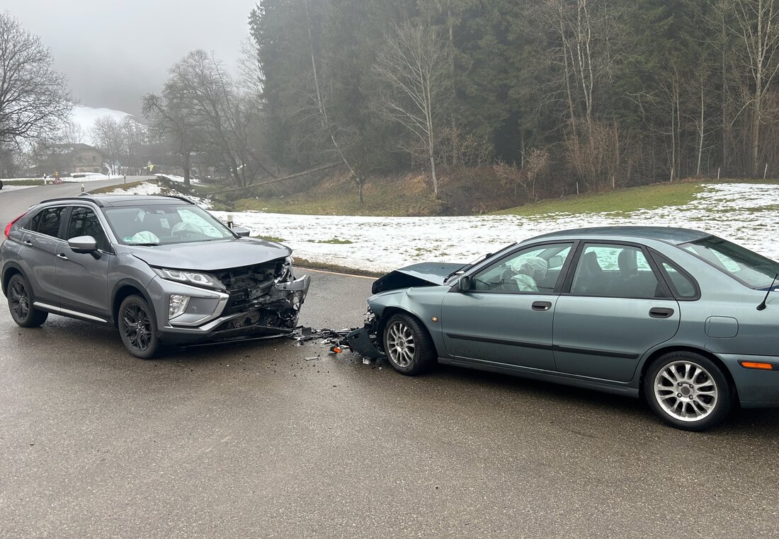 In Oberwangen kollidierten am Samstag zwei Autos frontal, eine 72-jährige Beifahrerin wurde ins Spital gebracht.