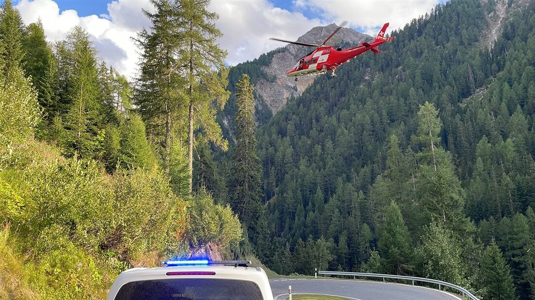 Beim Umbrailpass kollidierte ein Velofahrer mit einem Personenwagen. Der 44-Jährige wurde schwer verletzt und ins Spital geflogen.