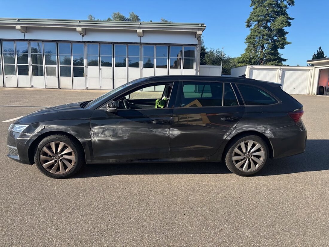 Ein 41-Jähriger kollidierte am 18.07.2025 auf der A1 mit der Leitplanke und setzte seine Fahrt fort. Er wurde später gestoppt.