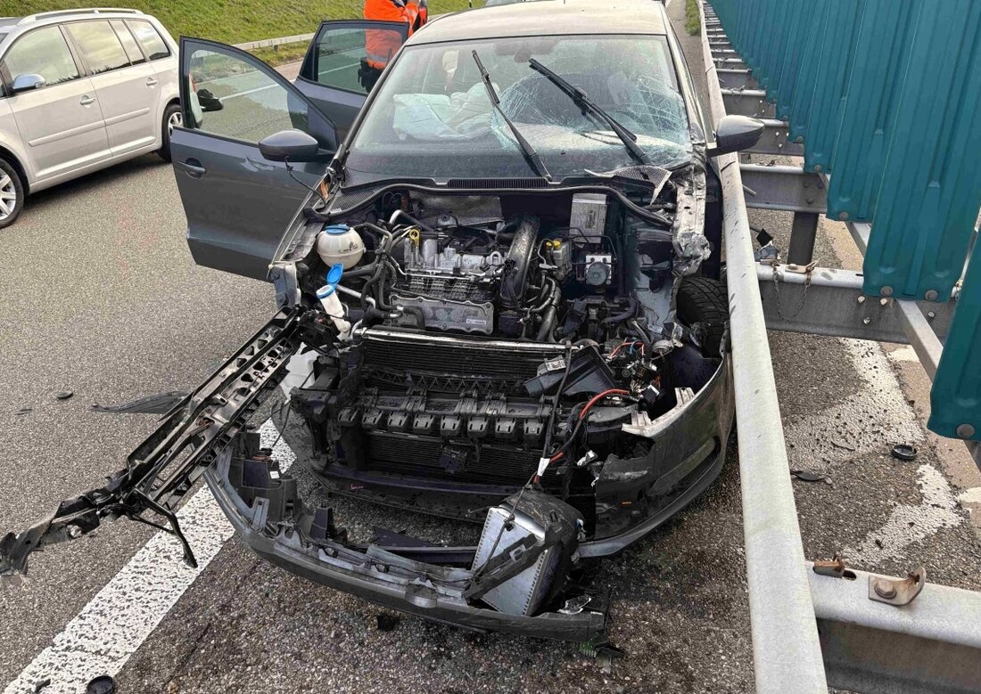 Am 03.10.2025 kam es auf der A1 bei Wil zu einem Unfall zwischen einem Auto und einem Lastwagen. Eine 33-Jährige wurde verletzt.