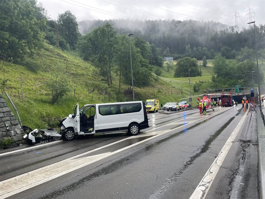 Am Samstagvormittag verunfallte ein Kleinbus auf der A13 in Rongellen. Mehrere Verletzte, darunter Kinder, forderten umfangreiche Rettungsmaßnahmen.