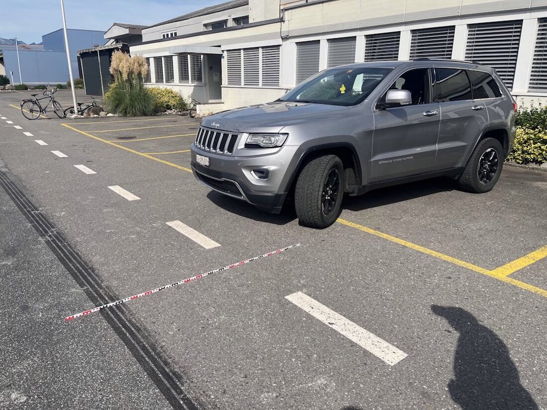 Am Sonntag kam es in Sevelen zu einem Verkehrsunfall zwischen einem Auto und einem E-Bike. Eine 64-Jährige verletzte sich leicht.