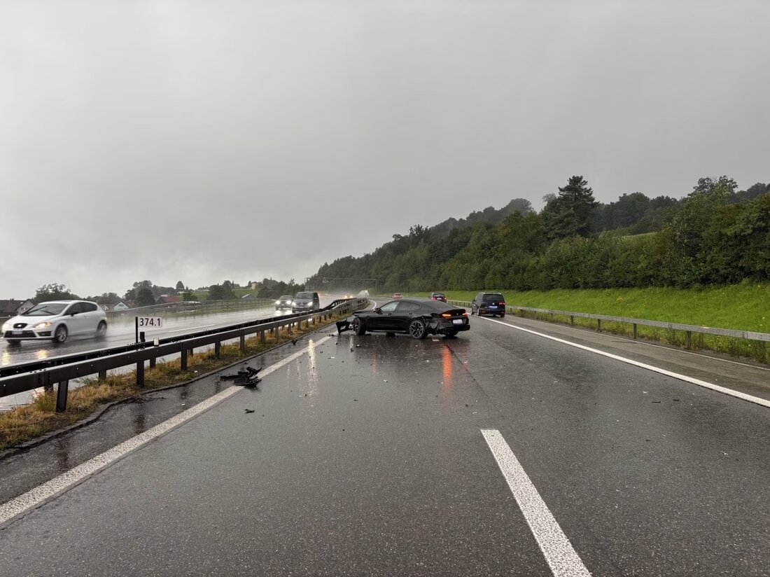 Am 21.08.2025 kam es auf der A1 bei Gossau zu einem Selbstunfall wegen Aquaplaning. Ein 27-Jähriger verletzte sich leicht.