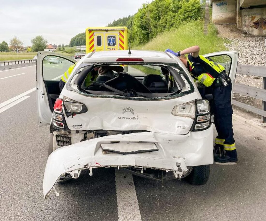 Am 1. Juni 2025 ereignete sich auf der A12 in Châtel-St-Denis ein Auffahrunfall mit vier Verletzten. Rettungskräfte im Einsatz.
