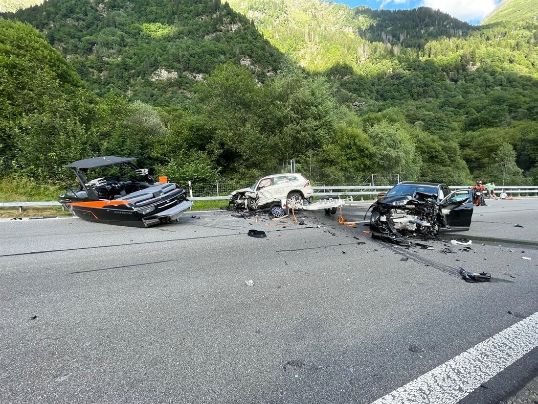 Bei einer Frontalkollision auf der A13 in Mesocco wurden drei Personen verletzt. Eine 59-Jährige und ein 23-Jähriger sind betroffen.