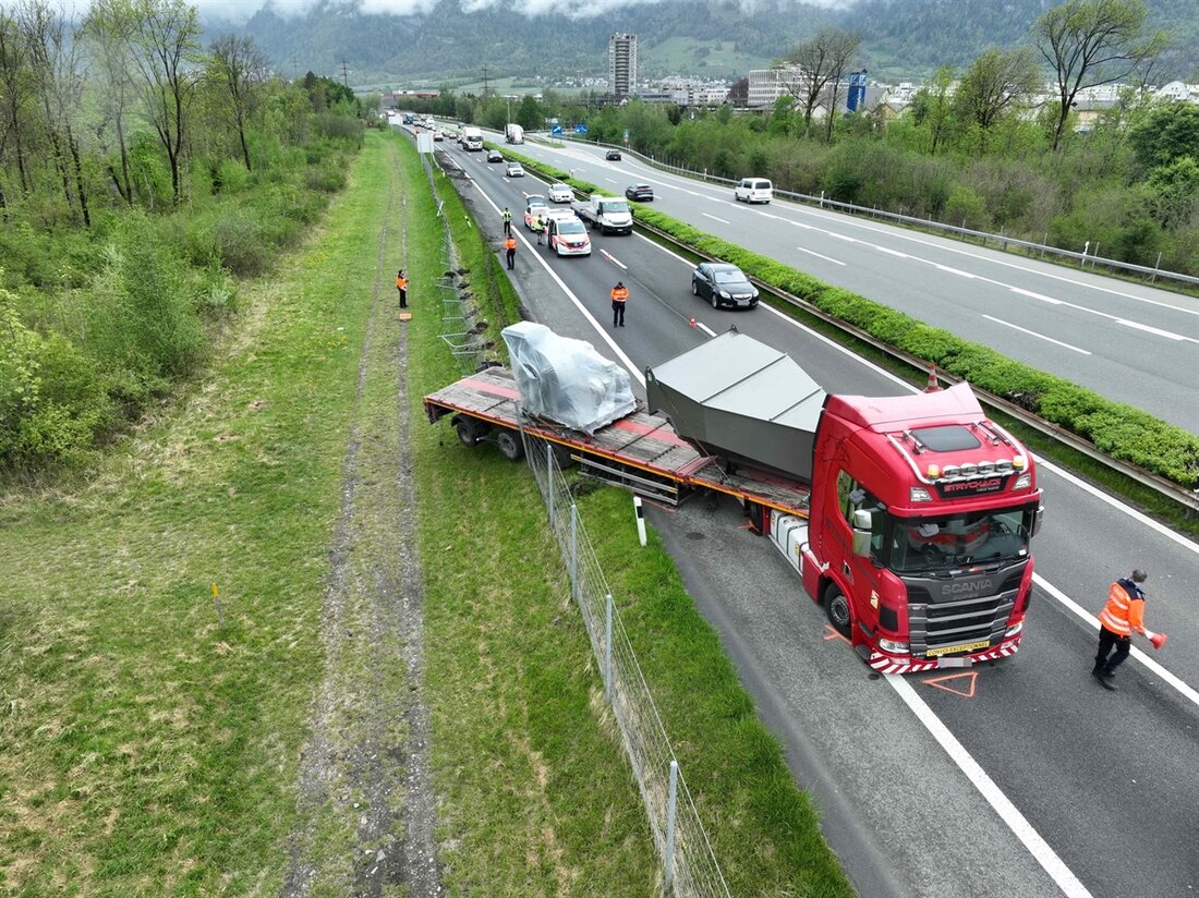 Am Donnerstagmorgen kam es auf der A13 bei Zizers zu einem Unfall mit einem Sattelmotorfahrzeug. 150 Meter Leitplanke wurden beschädigt.