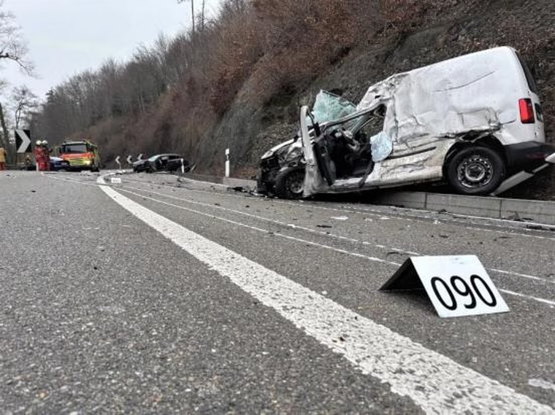 Nach einem Unfall auf der Aathalstrasse in Uster sind fünf Personen verletzt worden. Ein 18-Jähriger kollidierte mit einem Tanklastwagen.