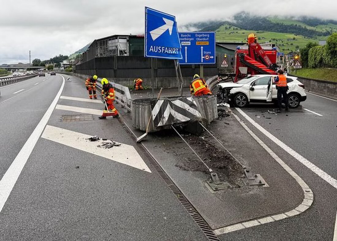 Auf der A2 bei Stans Süd kam es zu einem Selbstunfall. Drei Personen wurden leicht verletzt, die Ausfahrt war für zwei Stunden gesperrt.