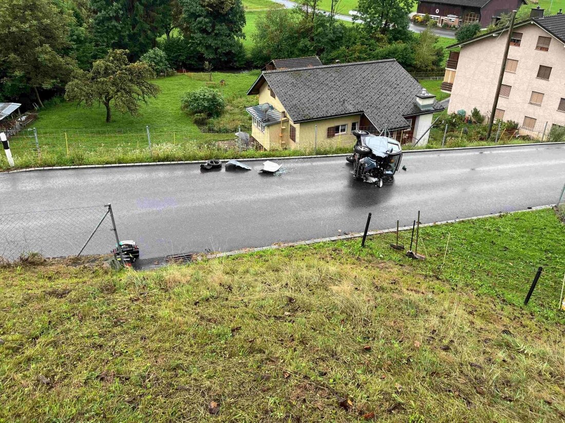 Am Samstagmorgen kam es in Uznach zu einem Unfall zwischen einem Elektromobil und einem Auto. Ein Mann wurde leicht verletzt.