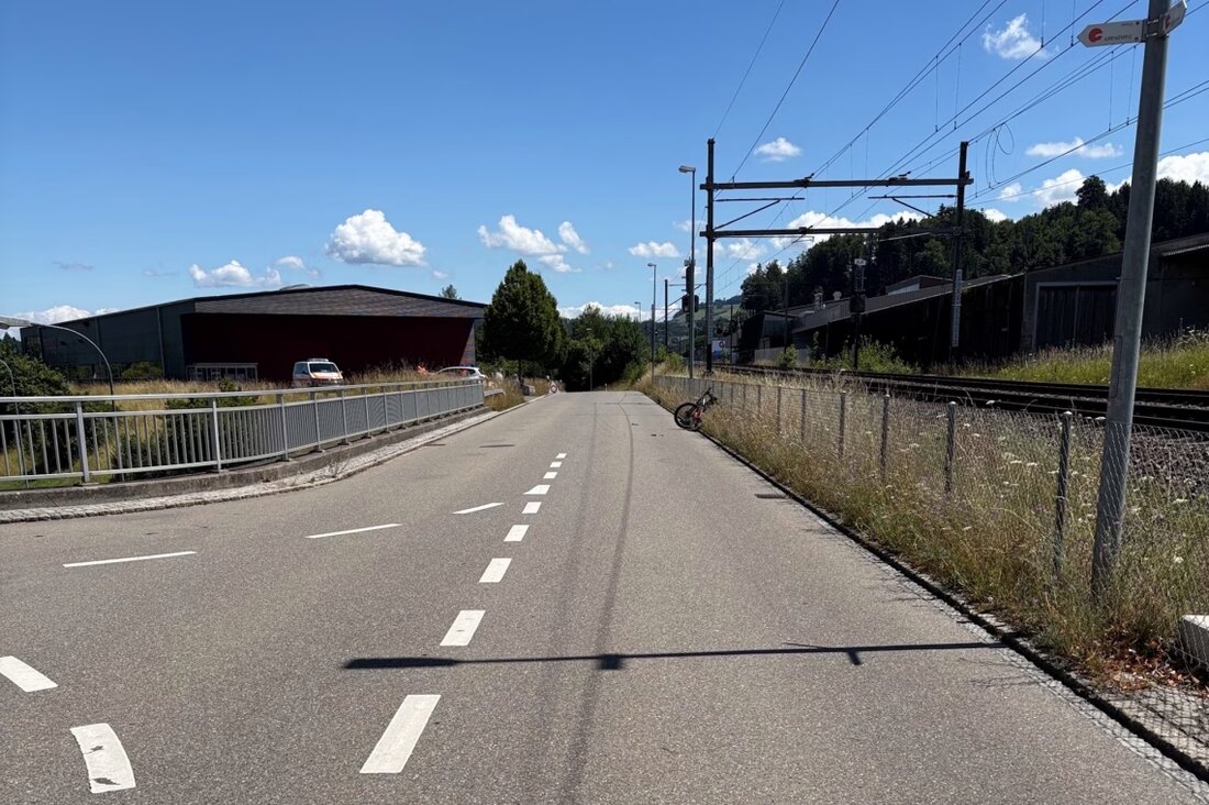 Am 10.07.2025 kam es in Flawil zu einem Verkehrsunfall zwischen einem Auto und einem E-Bike. Ein 58-Jähriger wurde verletzt.