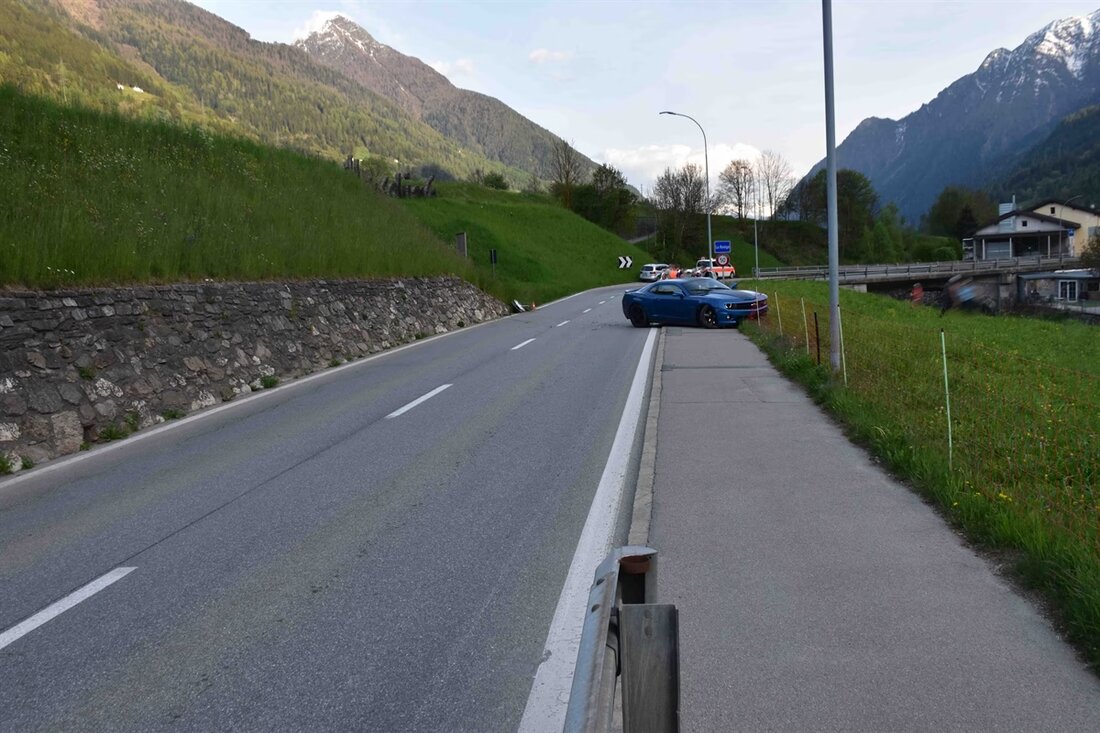 In Poschiavo kam es zu einem Verkehrsunfall, bei dem der 47-jährige Fahrer verletzt wurde. Ein Fußgänger konnte rechtzeitig ausweichen.
