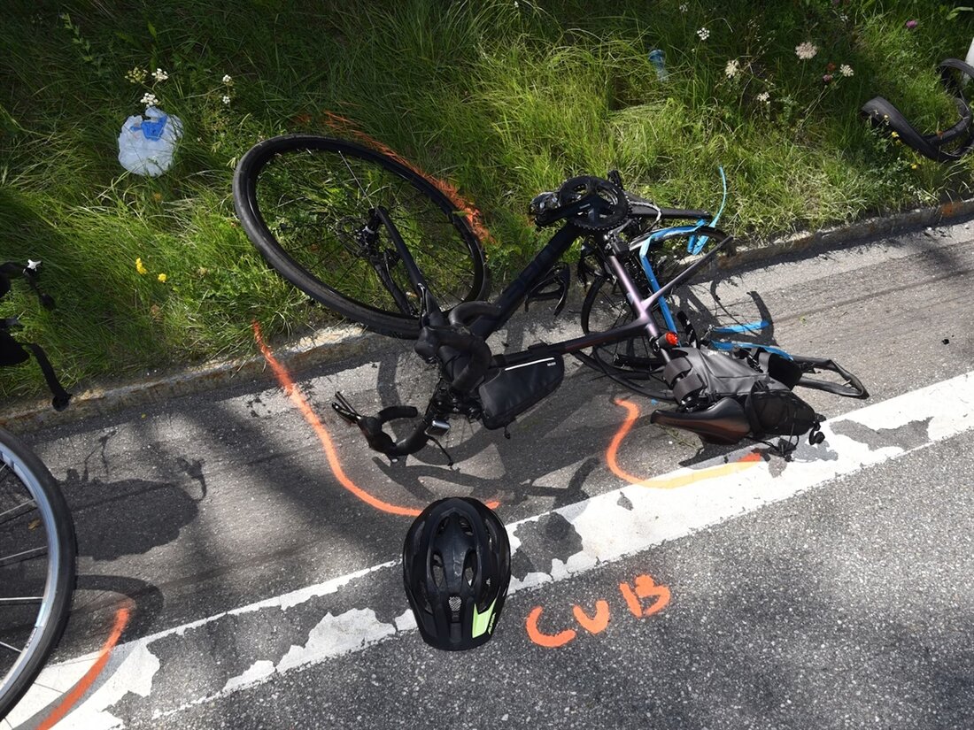 Kollision zwischen einem Auto und zwei Rennradfahrerinnen in Cazis: Eine Frau mit mittelschweren, die andere mit leichten Verletzungen ins Spital.