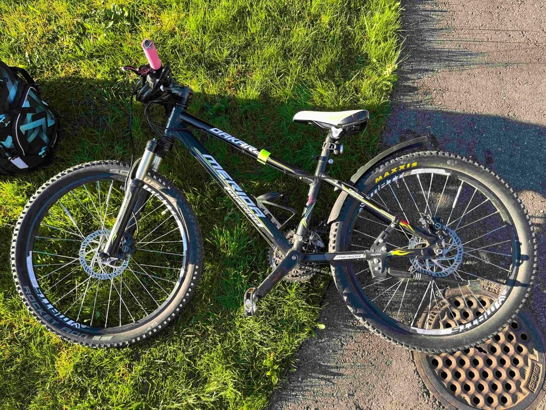 Am Freitag kam es in Berneck zu einem Unfall zwischen einem Lieferwagen und einem 11-jährigen Velofahrer, der leicht verletzt wurde.