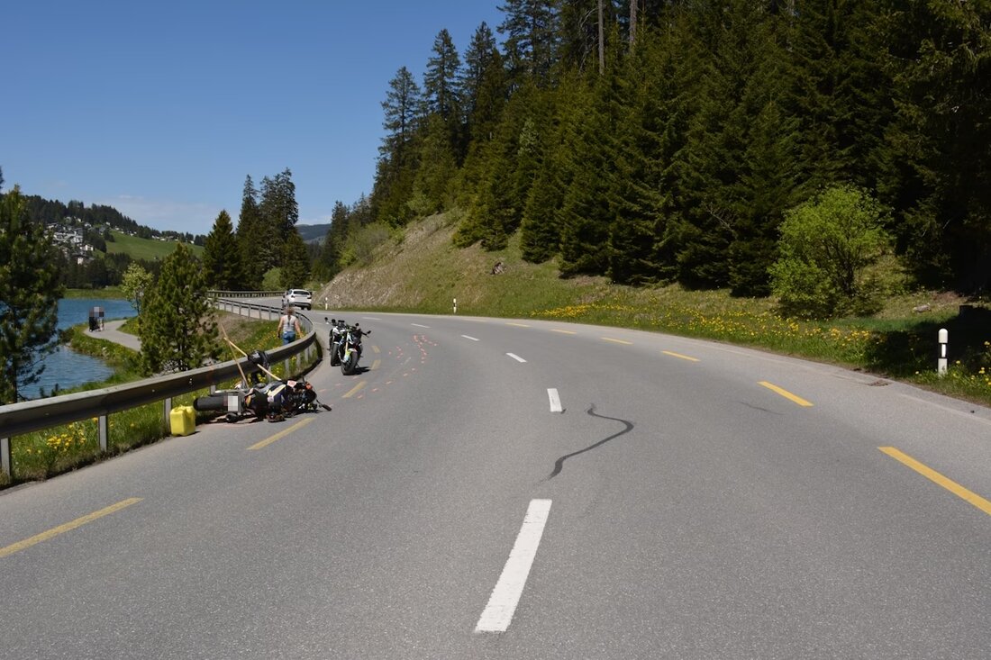 Am Samstagnachmittag kollidierten auf der Lenzerheide ein Personenwagen und ein Motorrad. Zwei Personen wurden verletzt. Zeugen gesucht!