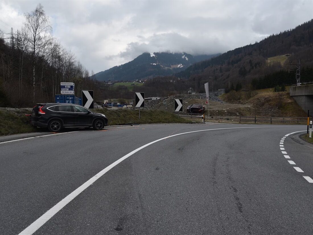 Am 27.03.2025 ereignete sich auf der N28 in Jenaz eine seitlich-frontale Kollision zwischen zwei Autos, bei der beide Fahrer verletzt wurden.