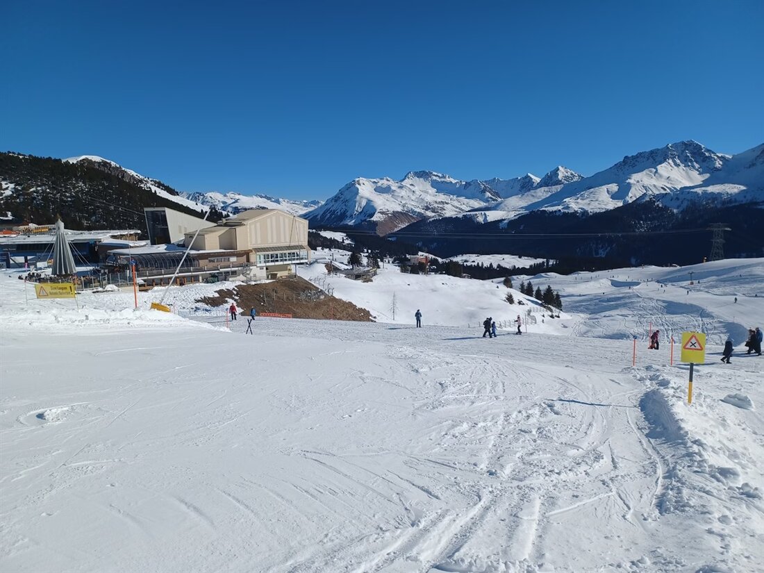 Ein Skiunfall in Arosa fordert das Leben eines 58-jährigen Deutschen. Der Mann stürzte auf einer Piste und erlag seinen Verletzungen.