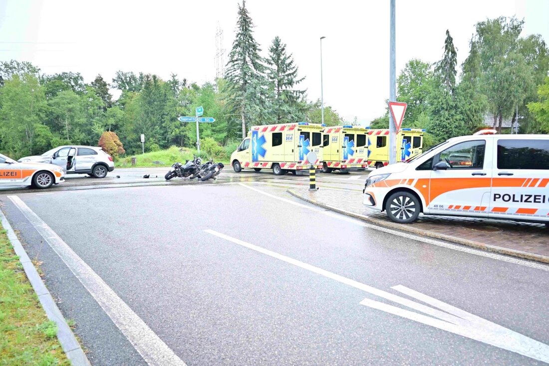 Bei einem Verkehrsunfall in Rapperswil-Jona am 29.08.2025 wurden drei Personen teils schwer verletzt. Ein Auto kollidierte mit zwei Motorrädern.